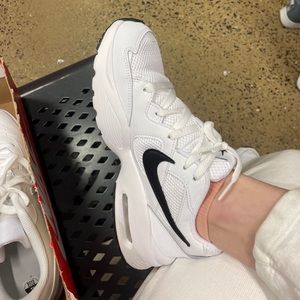 Nike sneakers (white & black)👟🤍